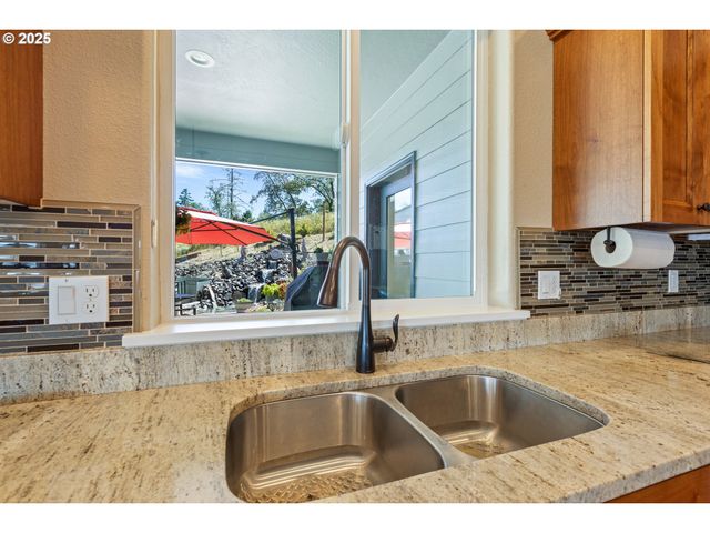 895 VALLEY VISTA St, Sutherlin, OR 97479