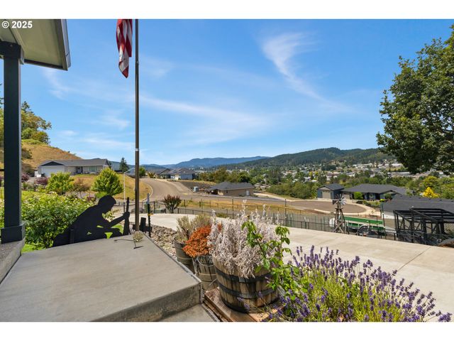 895 VALLEY VISTA St, Sutherlin, OR 97479