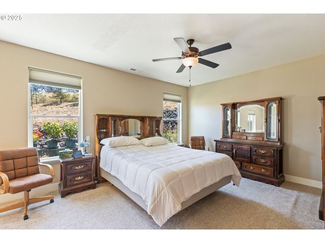 895 VALLEY VISTA St, Sutherlin, OR 97479