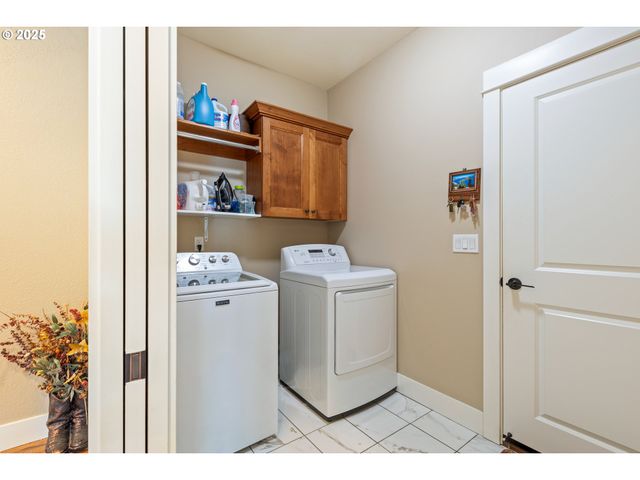 895 VALLEY VISTA St, Sutherlin, OR 97479