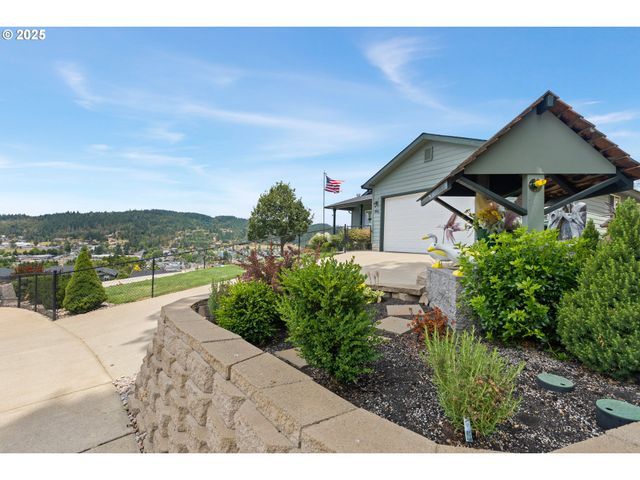 895 VALLEY VISTA St, Sutherlin, OR 97479