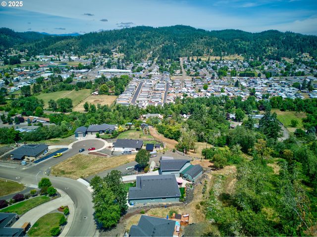 895 VALLEY VISTA St, Sutherlin, OR 97479
