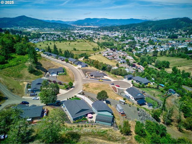 895 VALLEY VISTA St, Sutherlin, OR 97479