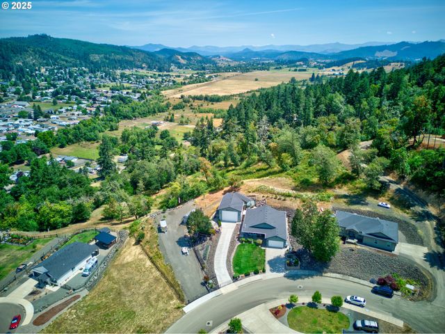 895 VALLEY VISTA St, Sutherlin, OR 97479