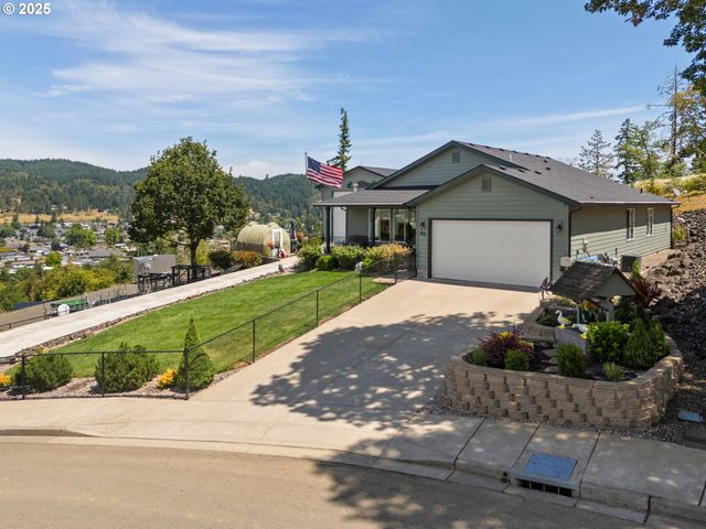 895 VALLEY VISTA St, Sutherlin, OR 97479