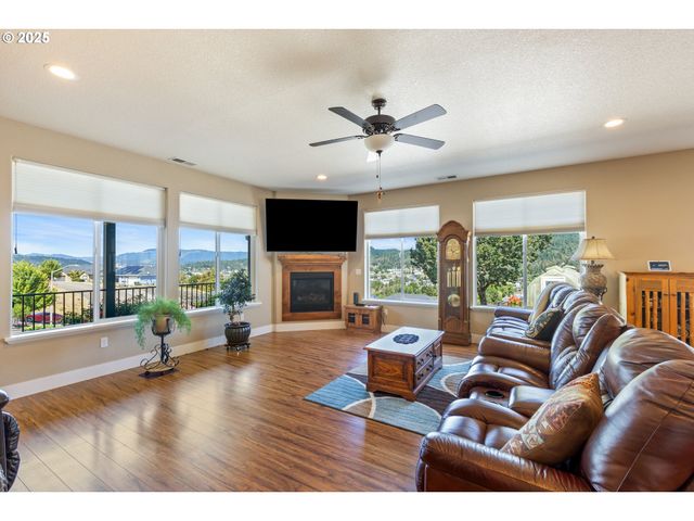 895 VALLEY VISTA St, Sutherlin, OR 97479