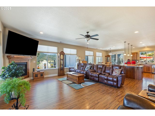 895 VALLEY VISTA St, Sutherlin, OR 97479