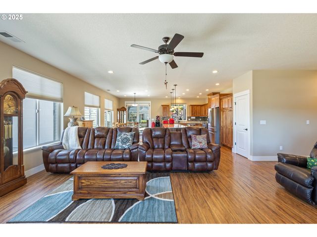 895 VALLEY VISTA St, Sutherlin, OR 97479