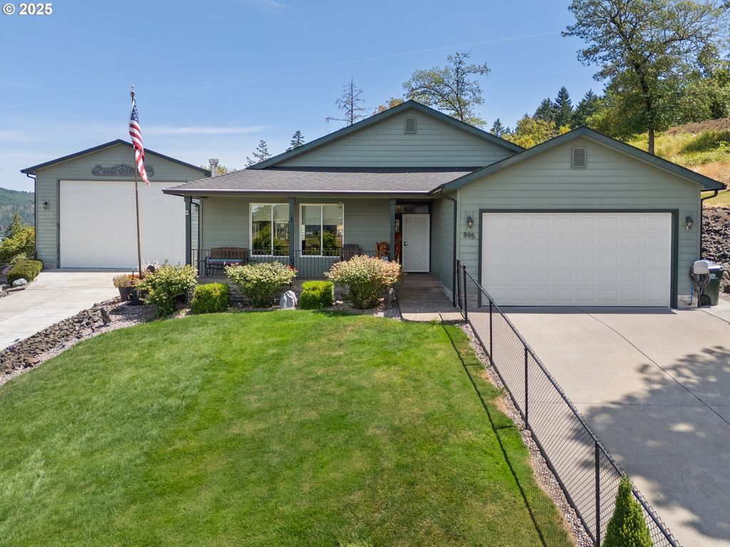 895 VALLEY VISTA St, Sutherlin, OR 97479