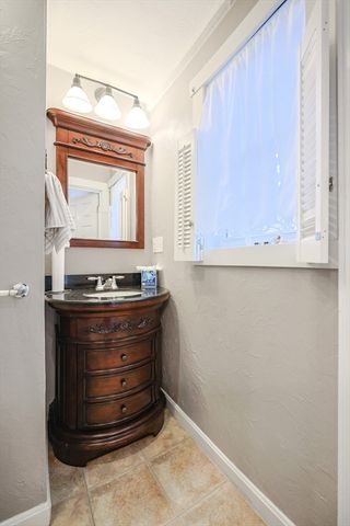 4 Roosevelt St, Wareham, MA 02571