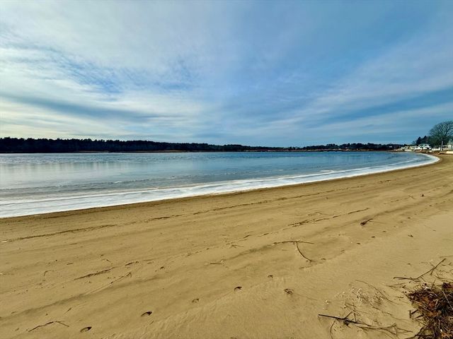 4 Roosevelt St, Wareham, MA 02571