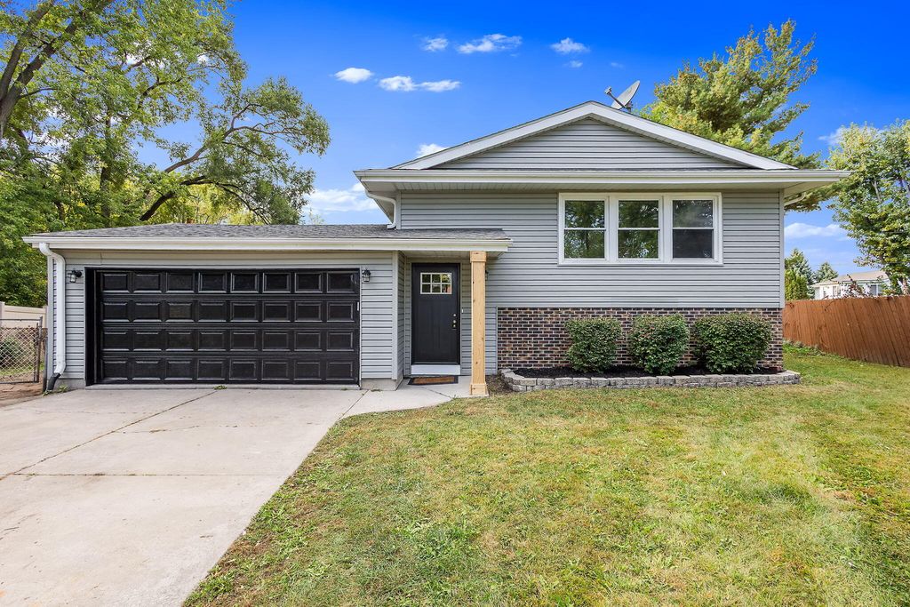 1136 W 72nd Circle, Merrillville, IN 46410