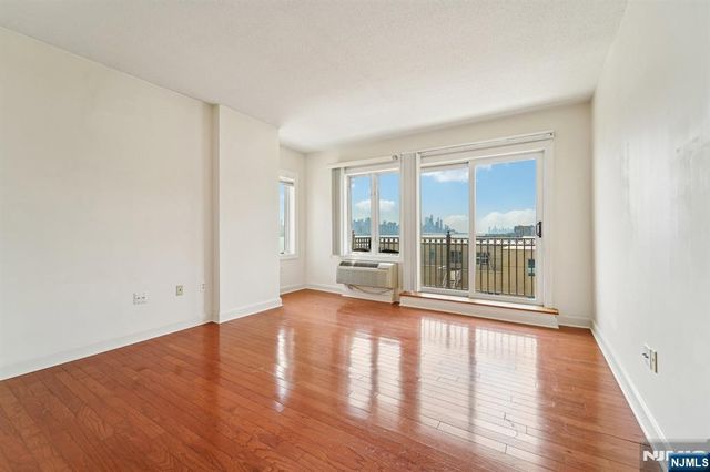 5311 City Place, Edgewater, NJ 07020