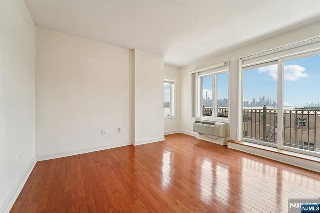 5311 City Place, Edgewater, NJ 07020