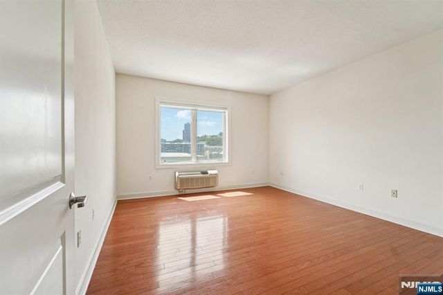 5311 City Place, Edgewater, NJ 07020