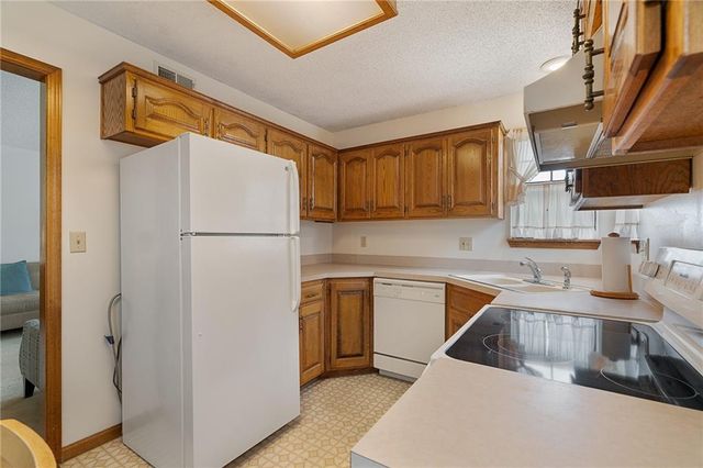 23985 W 57th Terrace, Shawnee, KS 66226