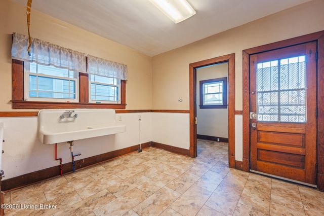 2121 W Oak St, Louisville, KY 40210