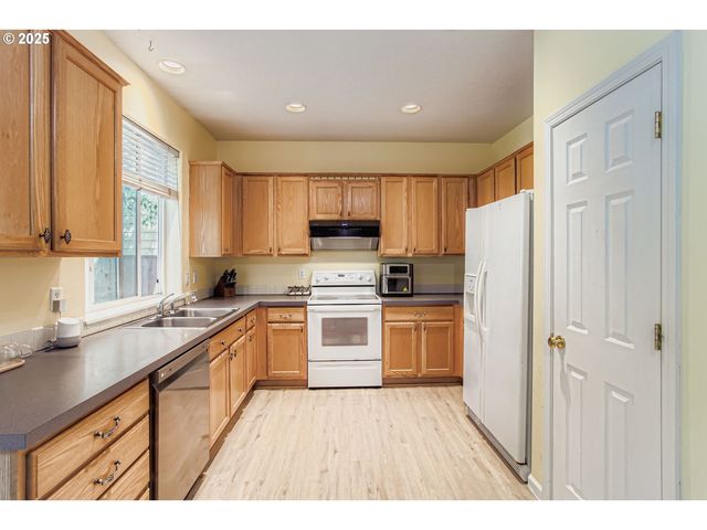 555 Nw HERTEL St, Hillsboro, OR 97124