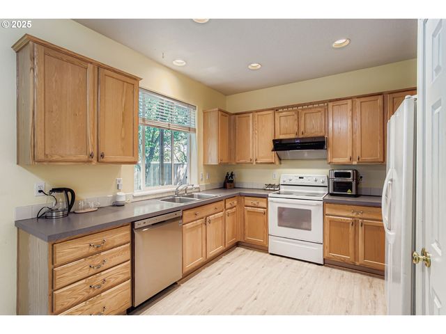 555 Nw HERTEL St, Hillsboro, OR 97124