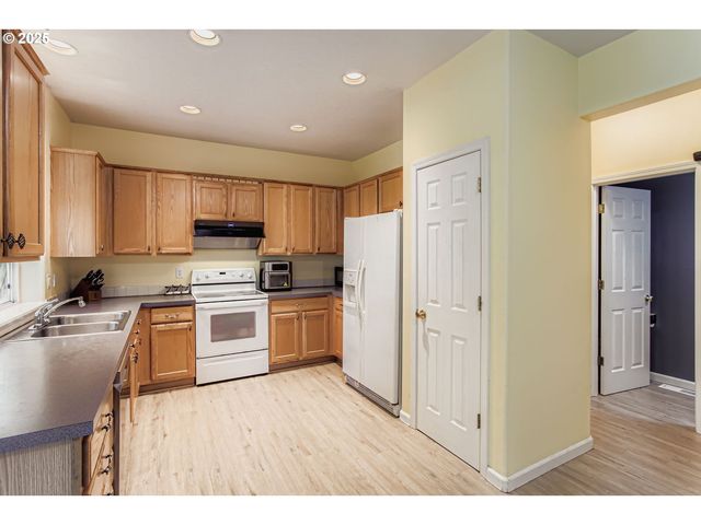 555 Nw HERTEL St, Hillsboro, OR 97124