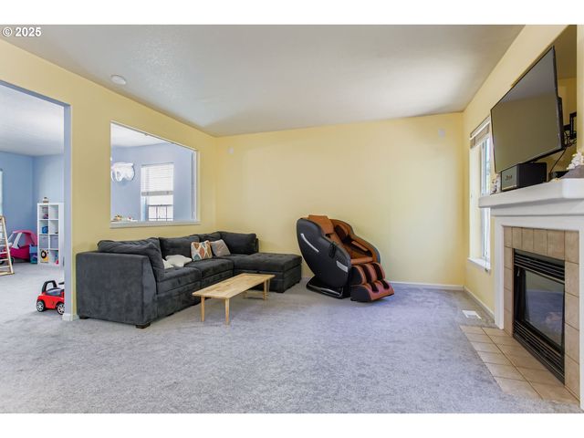 555 Nw HERTEL St, Hillsboro, OR 97124