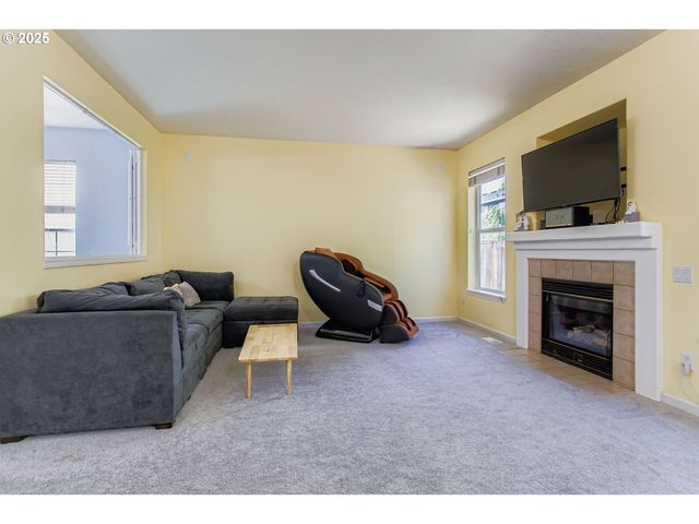 555 Nw HERTEL St, Hillsboro, OR 97124