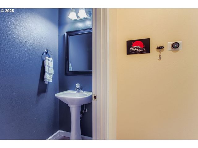 555 Nw HERTEL St, Hillsboro, OR 97124