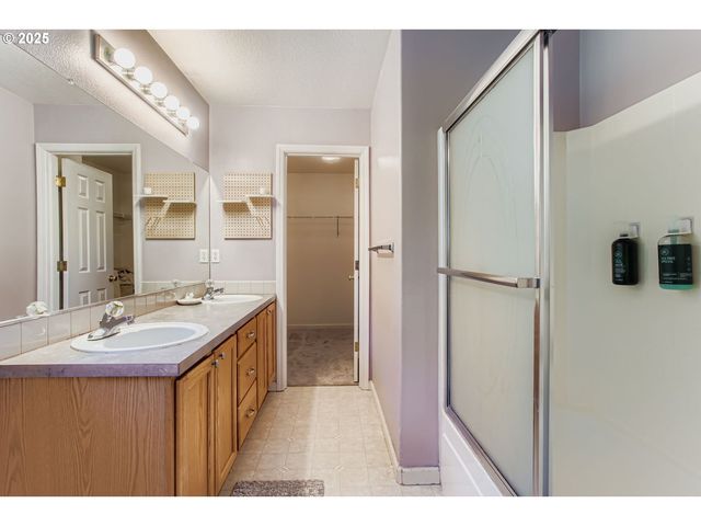 555 Nw HERTEL St, Hillsboro, OR 97124