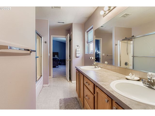 555 Nw HERTEL St, Hillsboro, OR 97124