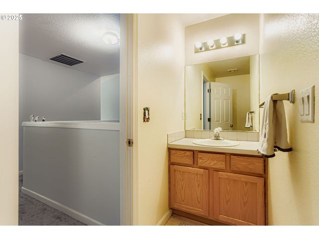 555 Nw HERTEL St, Hillsboro, OR 97124