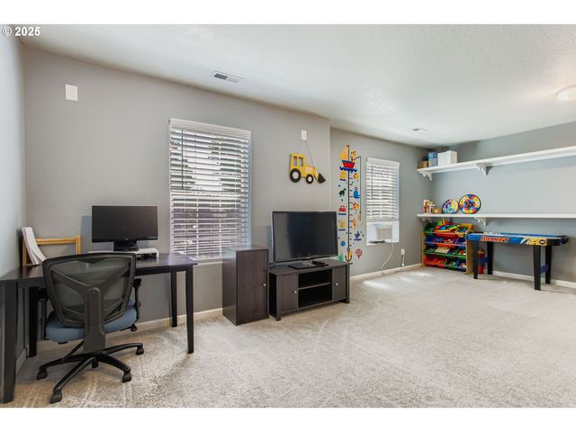 555 Nw HERTEL St, Hillsboro, OR 97124