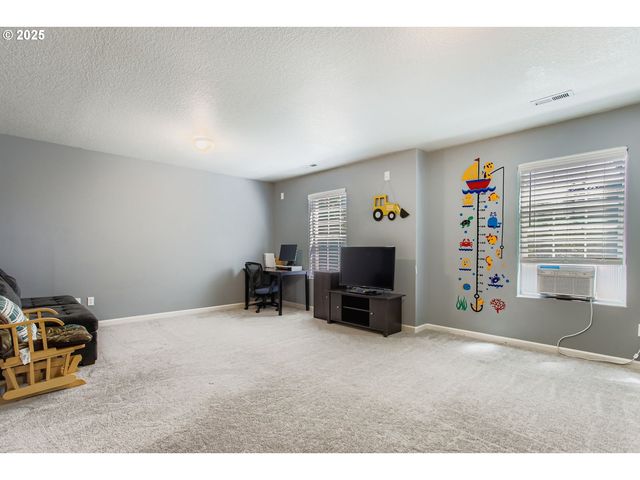 555 Nw HERTEL St, Hillsboro, OR 97124