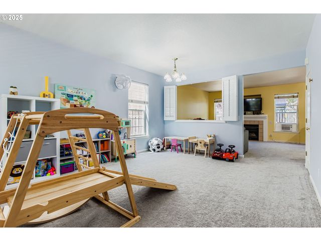 555 Nw HERTEL St, Hillsboro, OR 97124