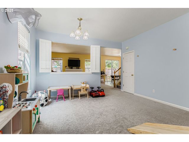 555 Nw HERTEL St, Hillsboro, OR 97124