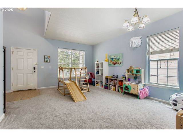 555 Nw HERTEL St, Hillsboro, OR 97124