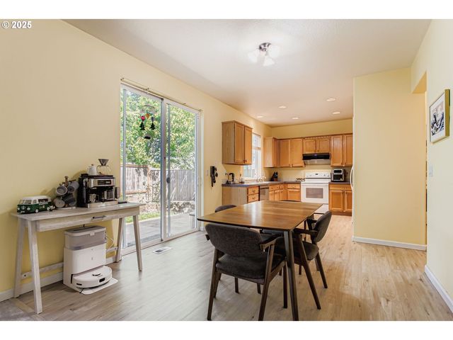 555 Nw HERTEL St, Hillsboro, OR 97124