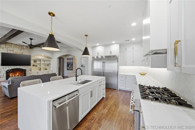 6502 N Oakwood Circle, Owasso, OK 74055