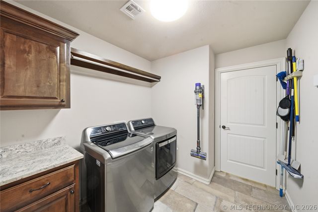 6502 N Oakwood Circle, Owasso, OK 74055