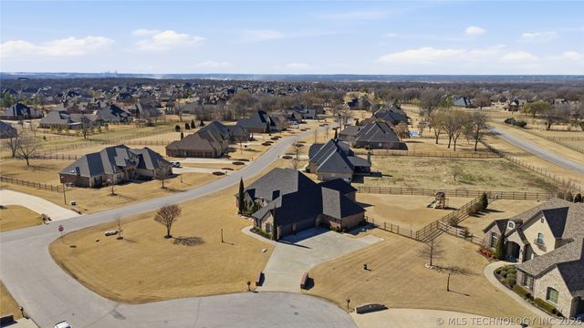 6502 N Oakwood Circle, Owasso, OK 74055