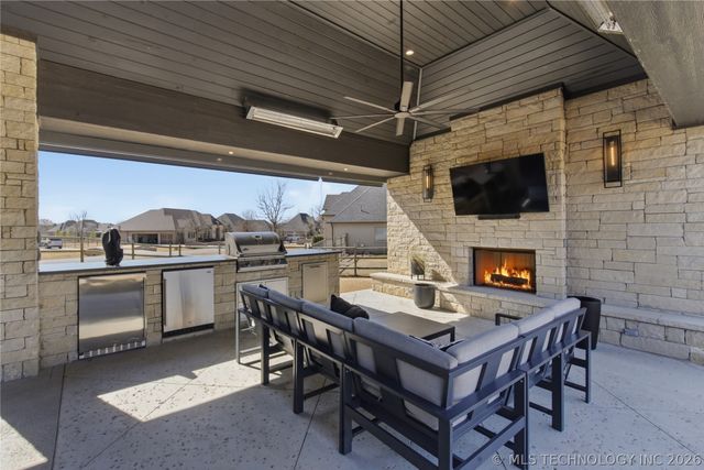 6502 N Oakwood Circle, Owasso, OK 74055