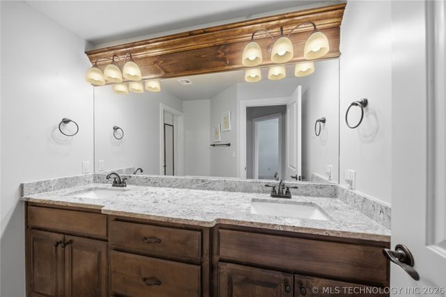 6502 N Oakwood Circle, Owasso, OK 74055