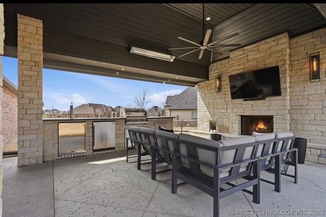 6502 N Oakwood Circle, Owasso, OK 74055