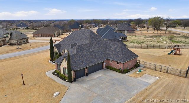 6502 N Oakwood Circle, Owasso, OK 74055