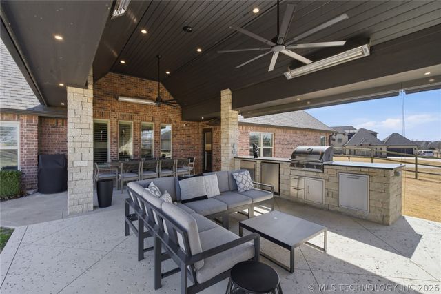 6502 N Oakwood Circle, Owasso, OK 74055