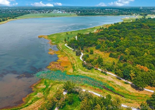 6502 N Oakwood Circle, Owasso, OK 74055