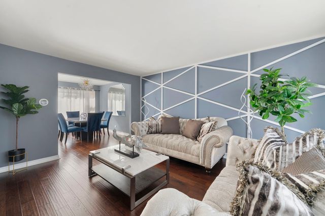 1211 Diane Lane, Elk Grove Village, IL 60007