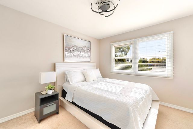 1211 Diane Lane, Elk Grove Village, IL 60007