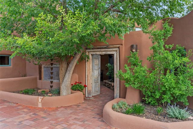 15 Cielo Cumbre Road, Santa Fe, NM 87505