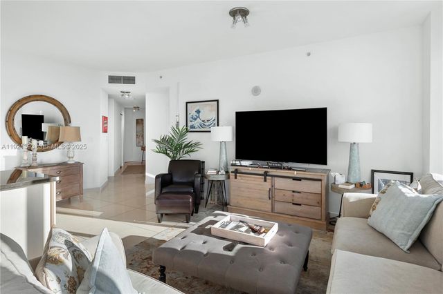 1111 SW 1st Ave 2925-N, Miami, FL 33130