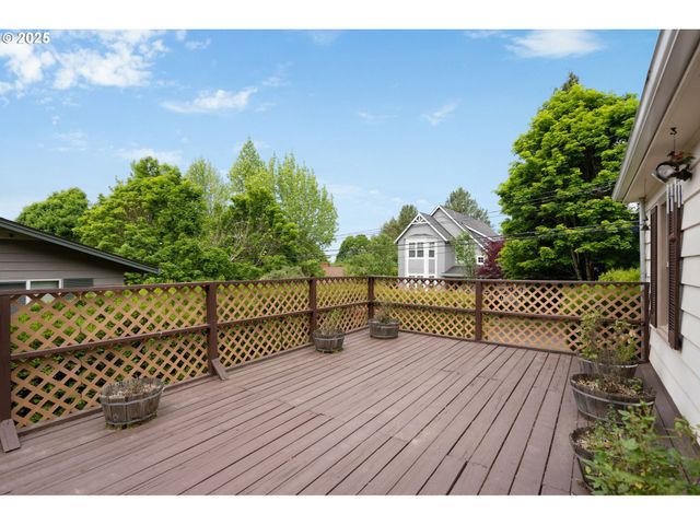 6807 Se CESAR E CHAVEZ Blvd, Portland, OR 97202